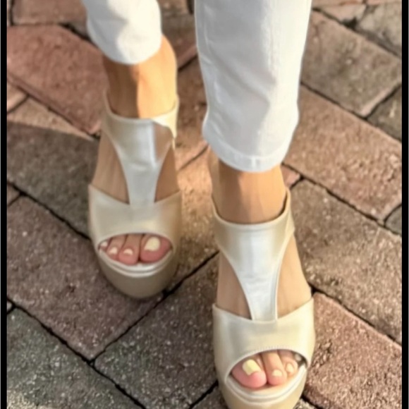 NWOT  subtle shimmer platforms - Picture 2 of 15